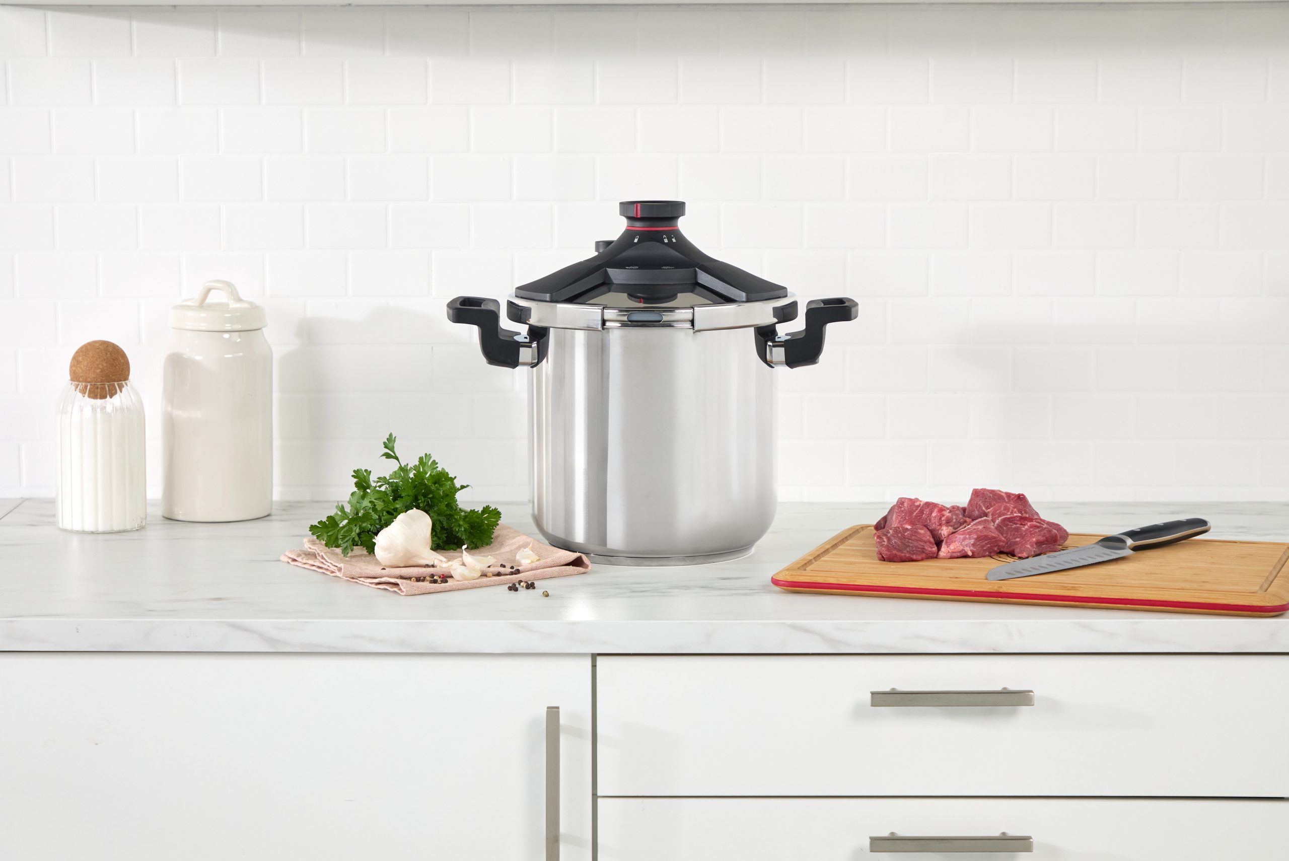 Olla de presión Royal Prestige de 6 litros en New York, diseñada para cocinar más rápido, saludable y eficiente. Ideal para preparar carnes, sopas, frijoles y comidas completas conservando nutrientes y sabor sin necesidad de aceite. Disponible con demostración en casa en Queens, Brooklyn, Manhattan, Bronx, New Jersey y Connecticut. Distribuidor autorizado con financiamiento accesible.